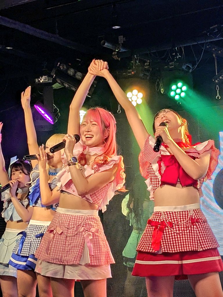 koumietemaruiyo's tweet photo. 五反田G＋金曜無銭ライブ🎶
しーちゃんソロにコラボでもーちゃん
生誕祭出られないからここ���コラボできて良かったわね(*´ω`*)
大好きなスパークもあって楽しかったぁぁぁ😆
もーちゃんの喉も治りつつあるけどまだ本調子にはなってなくて心配だわ
そして三列目のイス席は写真ムズいw😅 https://t.co/3hUvKLTEBG