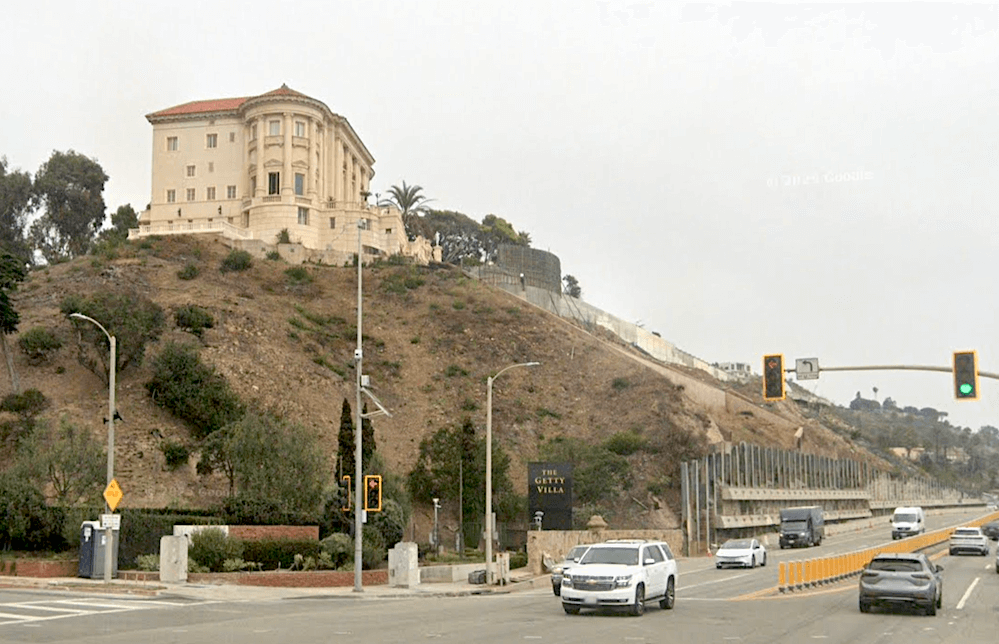 I can’t duplicate the same angle as the 1920s photo, but this is how the Villa de Léon looked Pacific Coast Highway in September 2025.