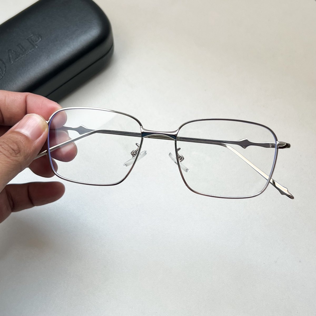 isasbenz's tweet image. แว่นกันตายใครใส่ก็รอด ทรงสวยเข้ากับหน้าสุดๆ ดีไซน์เก๋ กรองแสงสีฟ้าได้ น้ำหนักเบา ใส่แล้วหน้าเรียวมากก แมตซ์ได้ทุกลุค แว่นโคตรจะ Gen Z เป็นไอเทมที่ขาดไม่ได้ตอนนี้ หยิบมาใส่ได้ตลอด หรือเอาไปตัดแว่นสายตาคือเริ่ดเลยแหละ 👓🤏🏻