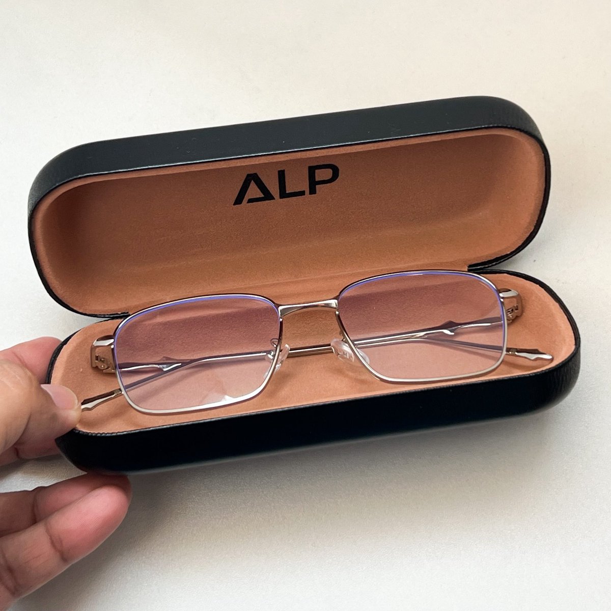 isasbenz's tweet image. แว่นกันตายใครใส่ก็รอด ทรงสวยเข้ากับหน้าสุดๆ ดีไซน์เก๋ กรองแสงสีฟ้าได้ น้ำหนักเบา ใส่แล้วหน้าเรียวมากก แมตซ์ได้ทุกลุค แว่นโคตรจะ Gen Z เป็นไอเทมที่ขาดไม่ได้ตอนนี้ หยิบมาใส่ได้ตลอด หรือเอาไปตัดแว่นสายตาคือเริ่ดเลยแหละ 👓🤏🏻