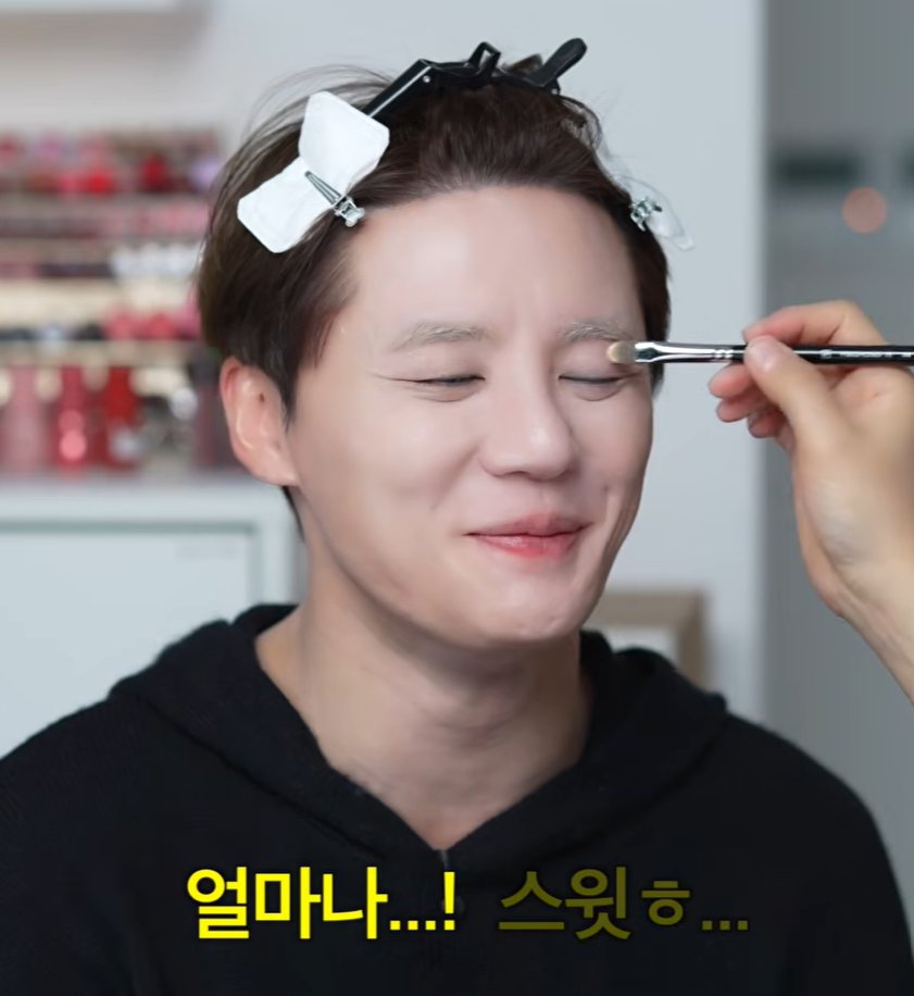 아니 근데 눈썹 색 다 죽이고 머리 저렇게 무자비하게 까고있는데도 귀여워서 그냥 어이없음 뭐하는 사람이야 아 짜증나