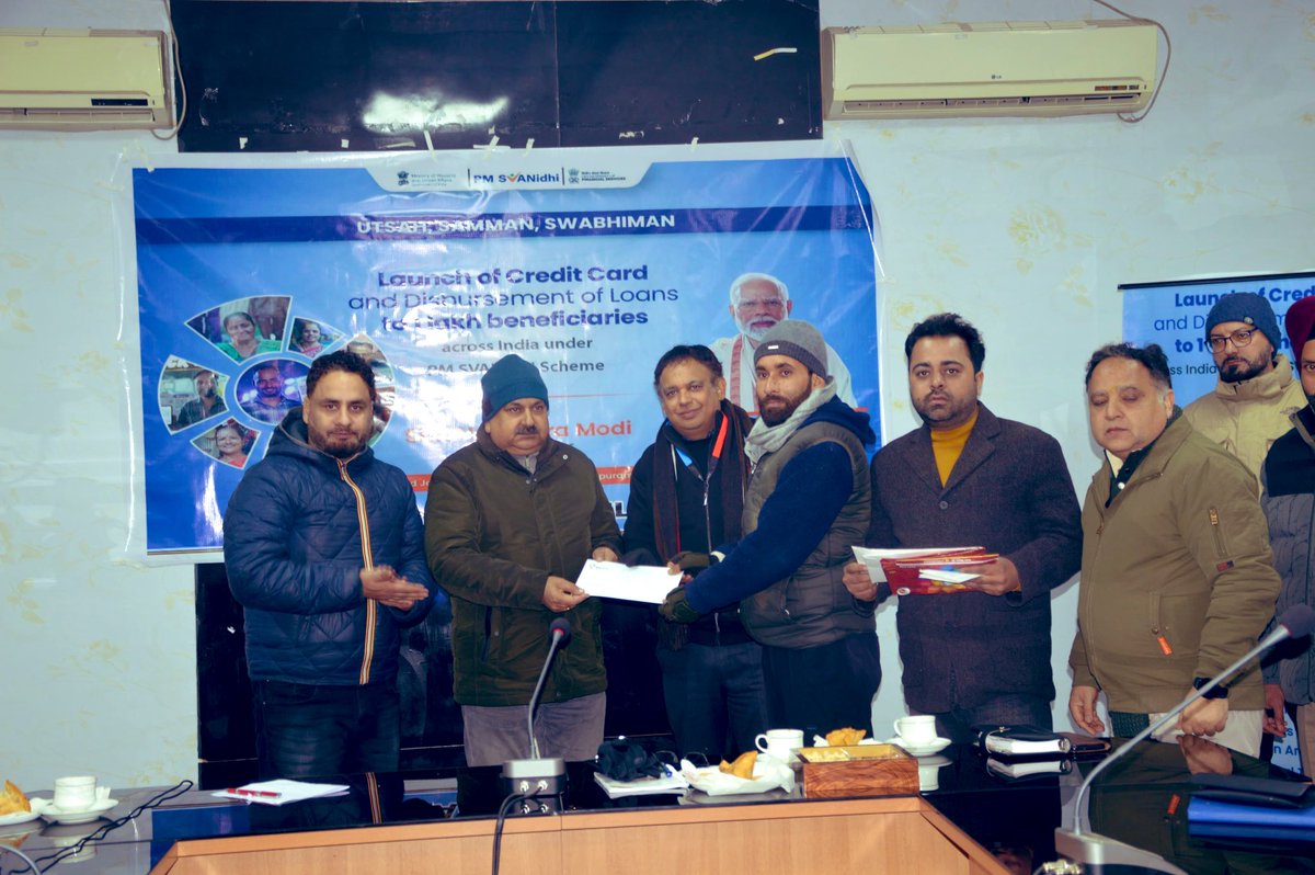 khalilBanday's tweet photo. 250+ street vendors from MC Punch benefited under PM SVANidhi. As the Hon’ble PM virtually sanctioned 1 lakh cases from Thiruvananthapuram, MC Poonch also issued sanctions to 4 and credit cards to 3 beneficiaries through banks, facilitated by DC Poonch. @MoHUA_India 

#PMSVANidhi https://t.co/vjyqZv5cqz