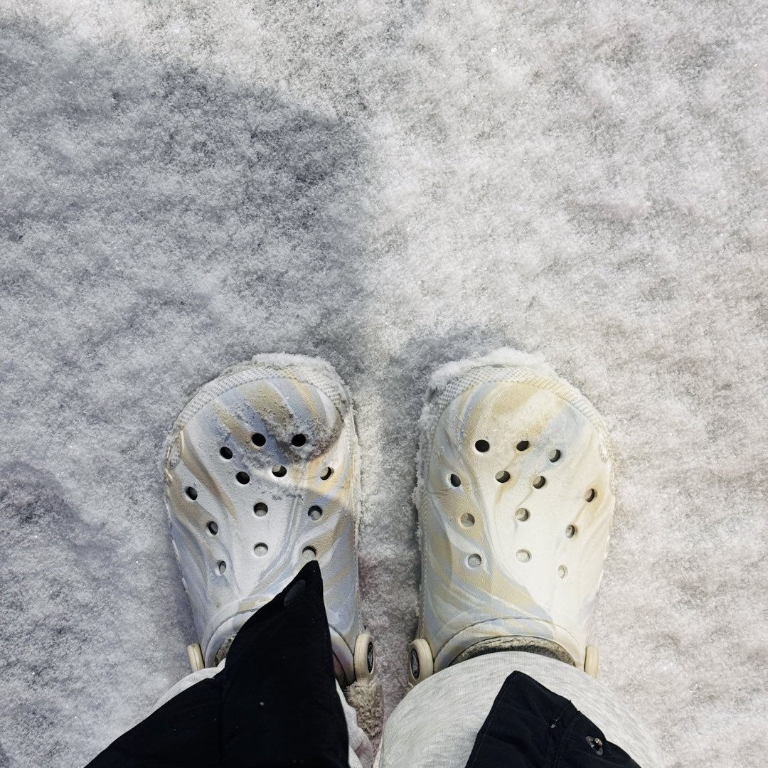 skydraft_X's tweet image. 눈 위에 서 있는 두 발.
어디로 가는지는 몰라도,
지금은 그냥 여기 서 있는 순간이 좋다.