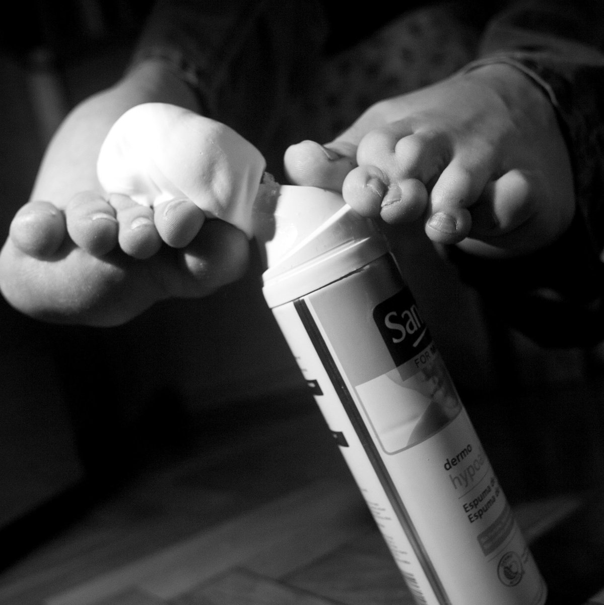 🐾 PIES DE FOTO

🧙‍♂️ Nuestra #charla, siempre con la espuma justa, es una garantía para el mejor apurado contra los prejuicios que nos envuelven y reducen, individualmente y como sociedad. 

🧙‍♂️ ¡No te cortes y pruébala! 

✅ delospiesalacabeza.org 👈👀

#Conferenciante 💯