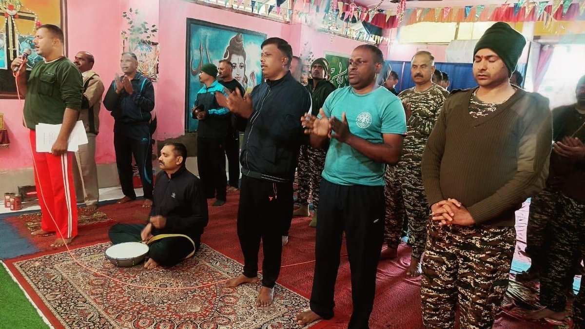 109Crpf's tweet image. On the auspicious occasion of #VasantPanchami, 109 Bn #CRPFIndia organized Saraswati Puja at Bn Headquarters. Officers &amp;amp; personnel sought blessings of the Goddess of Knowledge for wisdom &amp;amp; strength in the service of the Nation.
#SaraswatiPuja #NationFirst #PeaceAndService