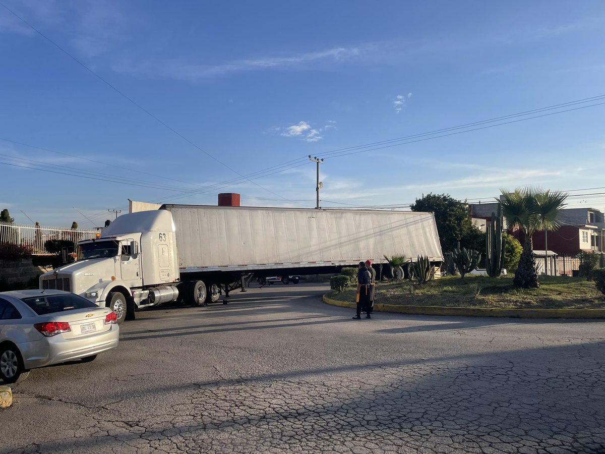 jfcuetom's tweet photo. @AmigospIzcalli @CuautitlanMX @Morena_Izcalli @GobIzcalli @QuePocaMadre_Mx @izcalli se los dijimos av huehuetoca es de zonas habitacionales no de tráiler vean este pen…que pensaba iba a pasar en paseos de Izcalli que es HABITACIONAL NO PARA TRAILERS @daniel_ser haz algo ya! Pfv https://t.co/hpwmeR2Sqq