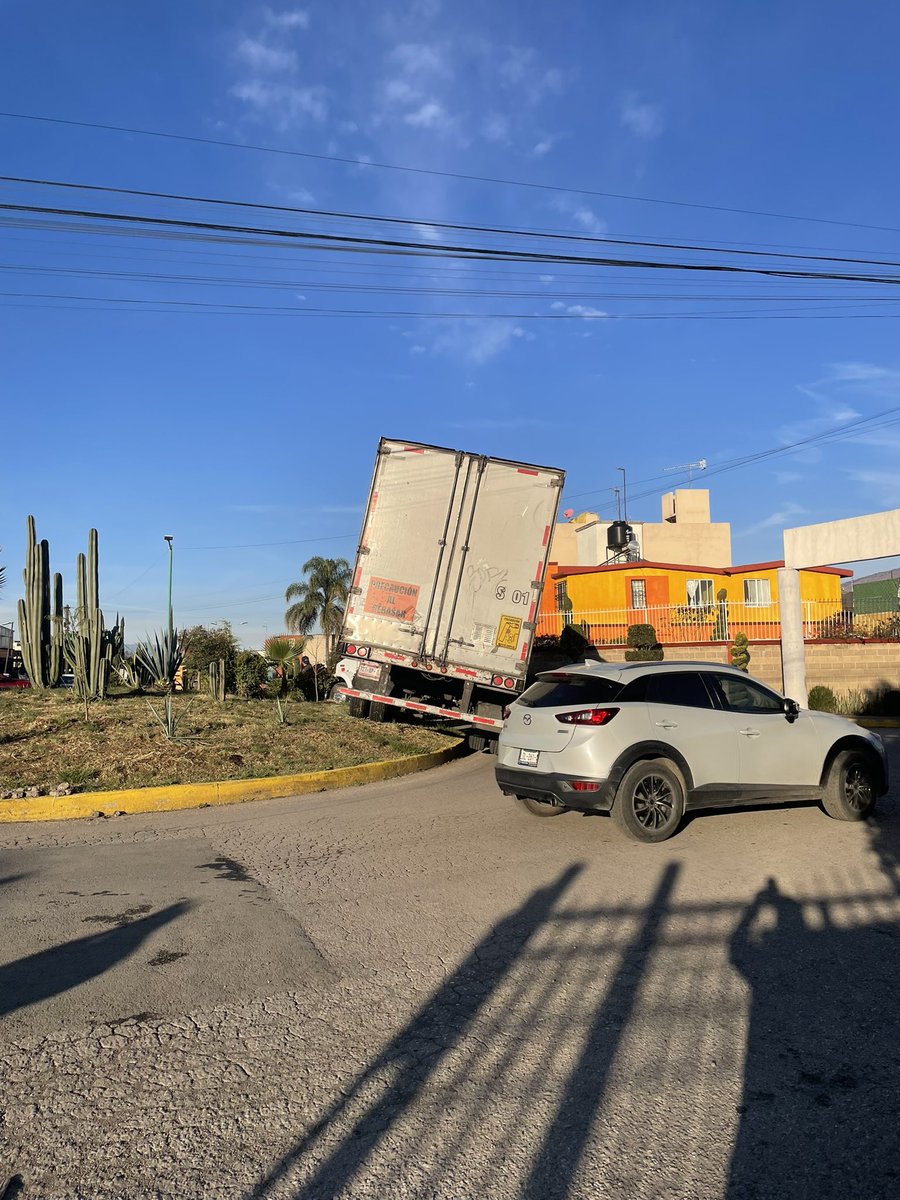 jfcuetom's tweet photo. @AmigospIzcalli @CuautitlanMX @Morena_Izcalli @GobIzcalli @QuePocaMadre_Mx @izcalli se los dijimos av huehuetoca es de zonas habitacionales no de tráiler vean este pen…que pensaba iba a pasar en paseos de Izcalli que es HABITACIONAL NO PARA TRAILERS @daniel_ser haz algo ya! Pfv https://t.co/hpwmeR2Sqq