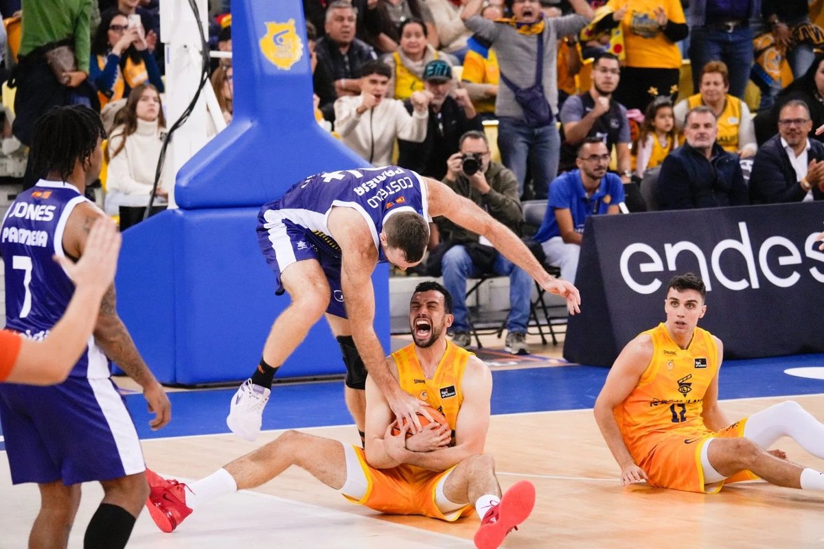 🏀 Hoy tuvimos un Directo al Aro dedicado al final de la primera vuelta de la ACB: 

- Entrevista a Carlos Alocén, jugador del <a href="/GranCanariaCB/">Dreamland Gran Canaria</a> 

- Previa del Granca-Valencia con @Carl_Martinez

- La situación del Dreamland GC con <a href="/AarnJess4/">Aarón Jesús</a> 

🔗 go.ivoox.com/rf/167225187