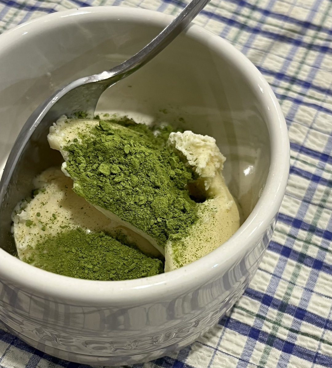 yarlyshirley's tweet image. 저희집의 오래된 레시피를 공유합니다..9살 때 먹은 기억이 있으니 26년 정도 되었네요..바닐라맛 하겐다즈에 맛차 파우더를 섞어드셔보세요..당시에는 말차가루를 구하기 힘들어 팔공산의 엄마 친구분 찻집에서 3만원에 구해왔었는데 지금은 콜스에서 저렴이도 구매할 수 있어 좋네요..호텔맛 납니다