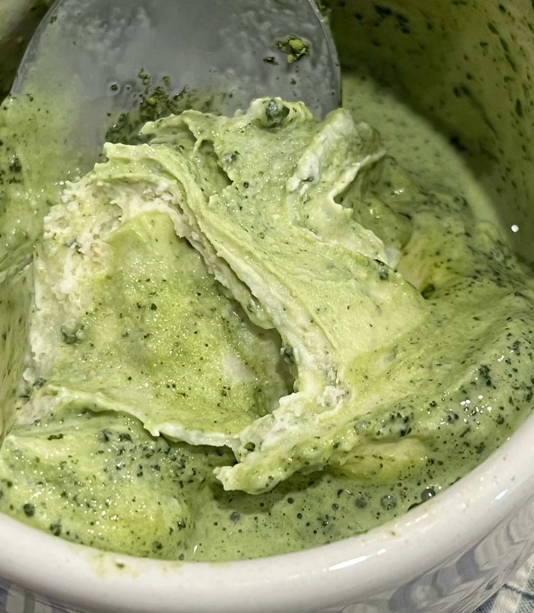 yarlyshirley's tweet image. 저희집의 오래된 레시피를 공유합니다..9살 때 먹은 기억이 있으니 26년 정도 되었네요..바닐라맛 하겐다즈에 맛차 파우더를 섞어드셔보세요..당시에는 말차가루를 구하기 힘들어 팔공산의 엄마 친구분 찻집에서 3만원에 구해왔었는데 지금은 콜스에서 저렴이도 구매할 수 있어 좋네요..호텔맛 납니다