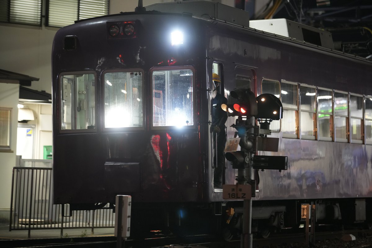 とある夜、104号車の部品取りに遭遇。一つずつ臓器を取り外される姿に