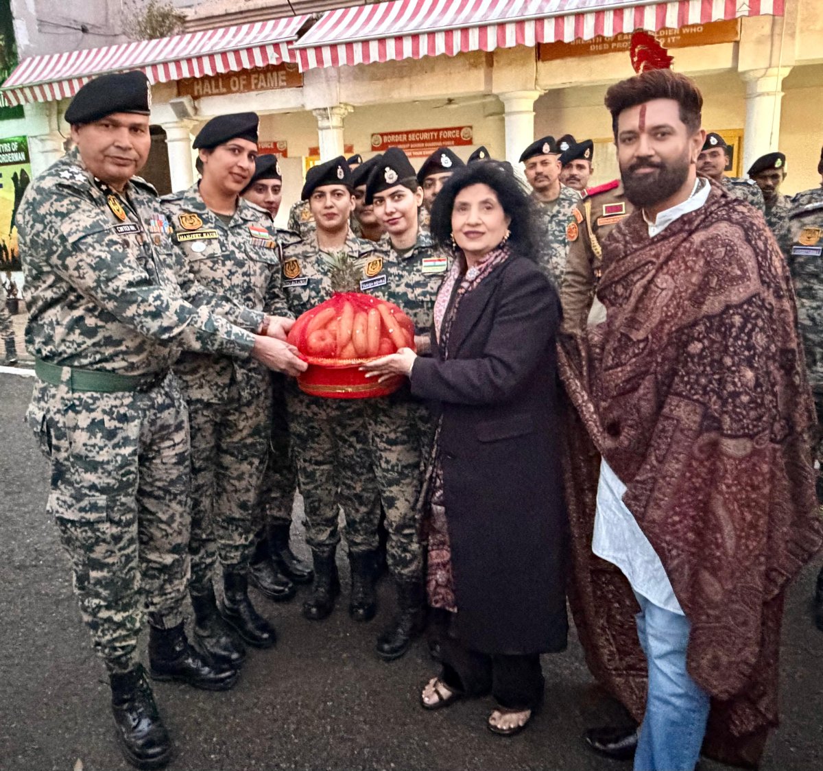 आज BOP Octroi में कर्तव्य की राह में सर्वोच्च बलिदान देने वाले BSF के वीर जवानों को श्रद्धांजलि अर्पित की।
इस अवसर पर बीएसएफ कार्मिकों से संवाद कर देश की प्रथम रक्षा पंक्ति के रूप में उनके साहस, समर्पण और सेवा के लिए आभार व्यक्त किया।