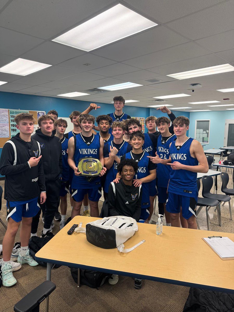 Not our prettiest, but we stayed together and finished. That matters.
W 77–67 vs Waukesha North.

🥋 Belt: Evan Kern — 23p | 4r | 3a | 4s
Eli Gammage — 19p | 12r
Jayce Cook — 16p | 3r | 3a | 2s
Zach Hewitt — 11p | 3r | 1a

Learn from it. Stack days. Keep chasing the moment. 🏀🔥