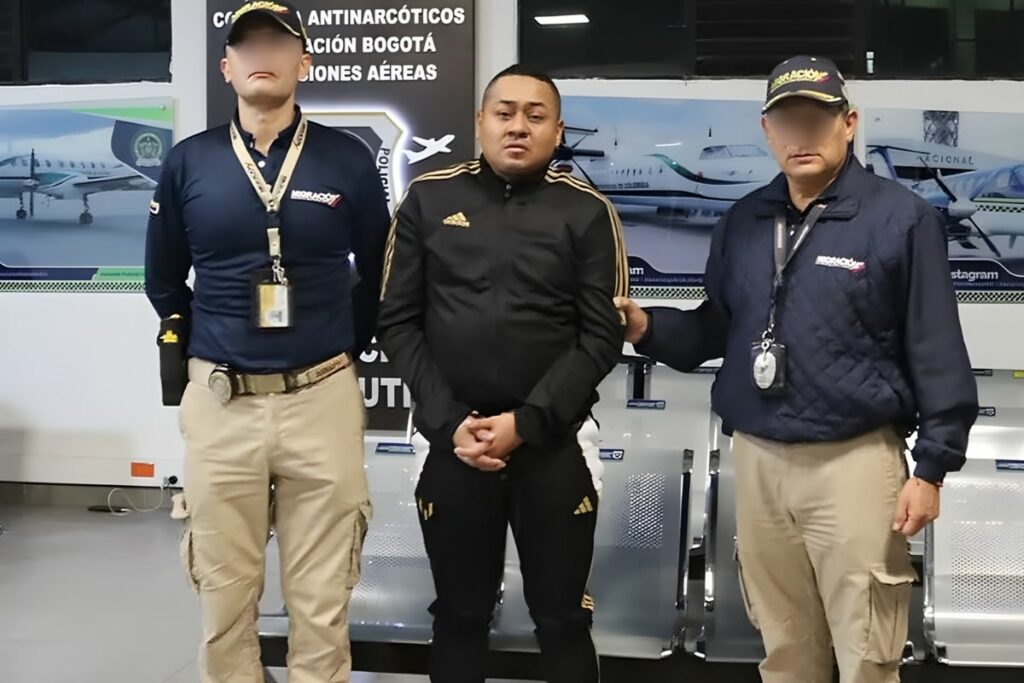 Danielsalcan_'s tweet image. Alias Fede, uno de los narcos más sanguinarios del Ecuador, se escapó caminando de una cárcel ecuatoriana que supuestamente Noboa tenía bajo control, y fue Colombia quien lo recapturó y lo devolvió a Ecuador ¿Qué gobierno creen que combate al narco y cuál es cómplice del narco?