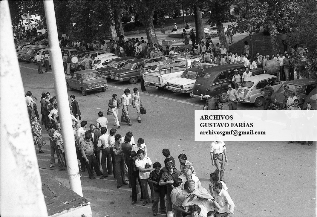 #UnaFotoCualquiera
Hace 48 años (23/1/1978). Los hinchas de <a href="/CATalleresdecba/">Club Atlético Talleres</a> agotaron en pocos minutos las plateas puestas en venta en la sede de Rosario de Santa Fe 11, para la final con Independiente. ¿Su costo? 130 mil pesos, el equivalente a 10 dólares de hoy.