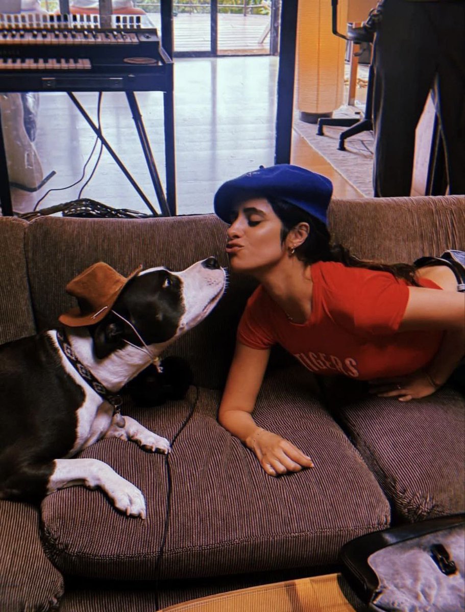 updatecharts's tweet image. Camila Cabello em nova foto no estúdio. ✨