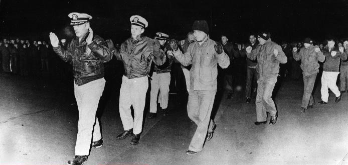 k09778's tweet photo. 1958年：委内瑞拉发生政变，独裁者马科斯·佩雷斯·希门内斯被推翻。
1968年：美国普韦布洛号通用环境研究舰在朝鲜元山附近的日本海海域进行情报搜集时，被朝鲜军队扣押（图1）
1973年：美国总统理查德·尼克松宣布与越南共和国达成停战协议（图2）
2001年：中国北京天安门发生法轮功学员自焚事件（图3） https://t.co/GKYMIK7DNA