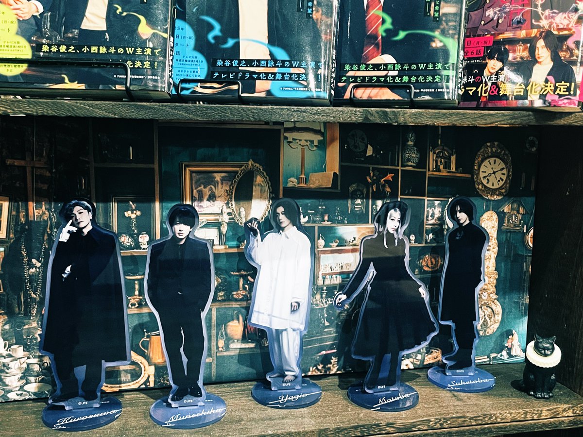 店内のUNREALコーナーに大天才アクスタと鮭とば風猫フィギュアを展示しました🐈‍⬛