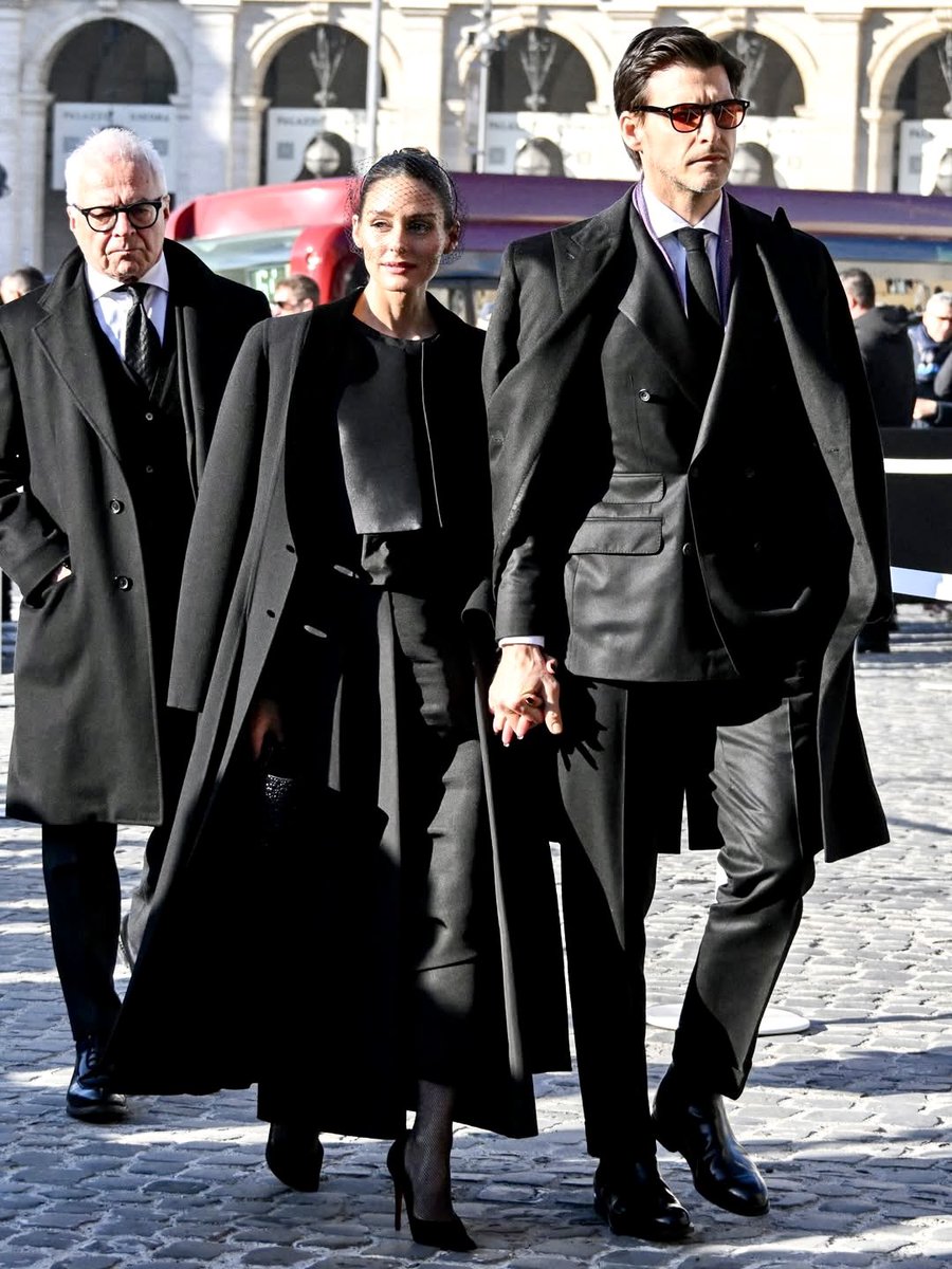 Funeral Sprezzatura 

Socialite Olivia Palermo and her German model husband, Johannes Huebl, arrived in Rome this morning to attend Valentino’s funeral

Flawlessly elegant looks throughout, a poised homage to the legend of Italian fashion 🇮🇹🖤