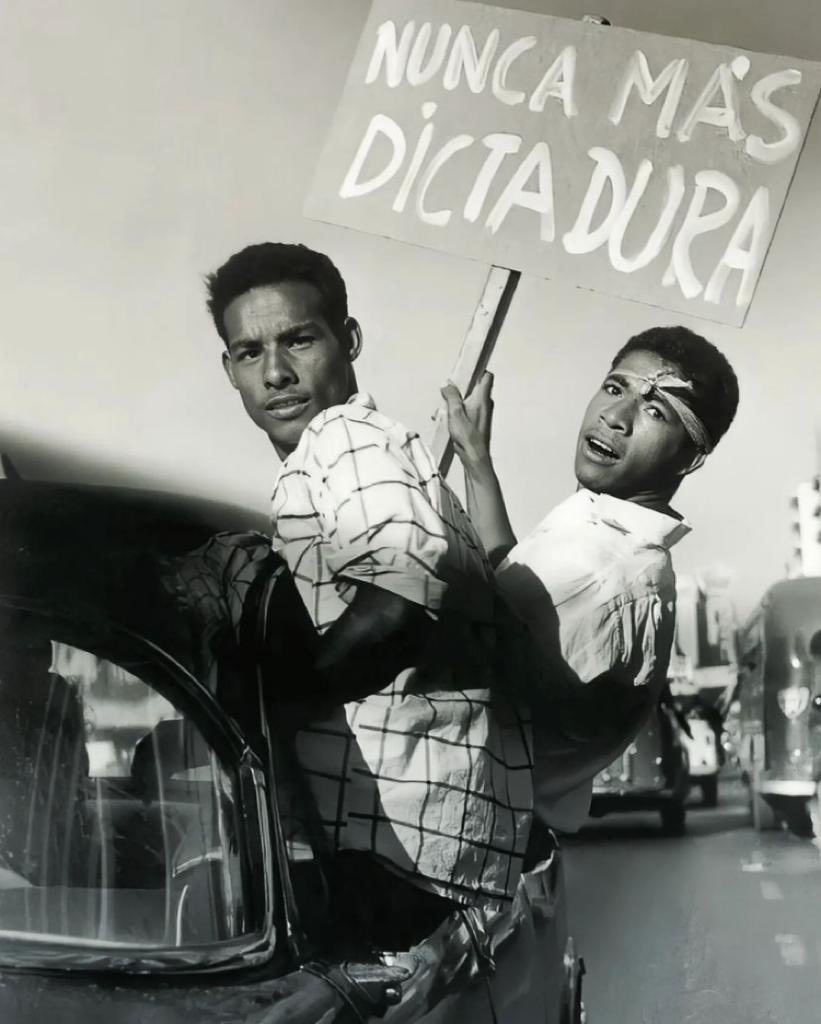 codiguillos's tweet image. Un 23 de enero de 1958 cayó la dictadura de Marcos Pérez Jiménez en Venezuela. Los ciudadanos salieron masivamente a celebrar que el dictador había huido en horas de la madrugada de ese día. 

Lastimosamente, 40 años después el país volvió a caer en la peor de las tiranías.