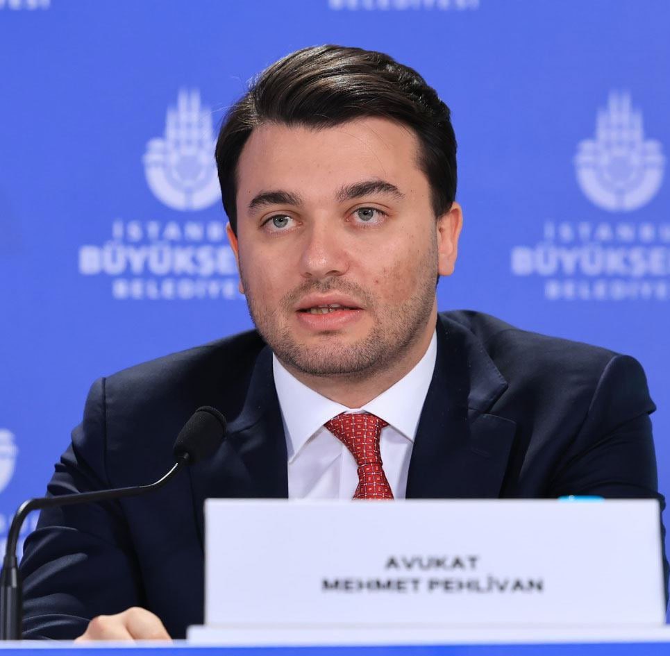 Ekrem İmamoğlu'nun tutuklu Avukatı Mehmet Pehlivan, diploma davasının görüldüğü mahkemeye seslendi:

"Mahkemenizde görülmekte olan davanın davacısı tutuklu, davayı açan avukatı tutuklu, tensibi yapan Mahkeme Heyetinin çoğunluğu sürgün.

Dava konusu işlem ise Türkiye tarihinin bir