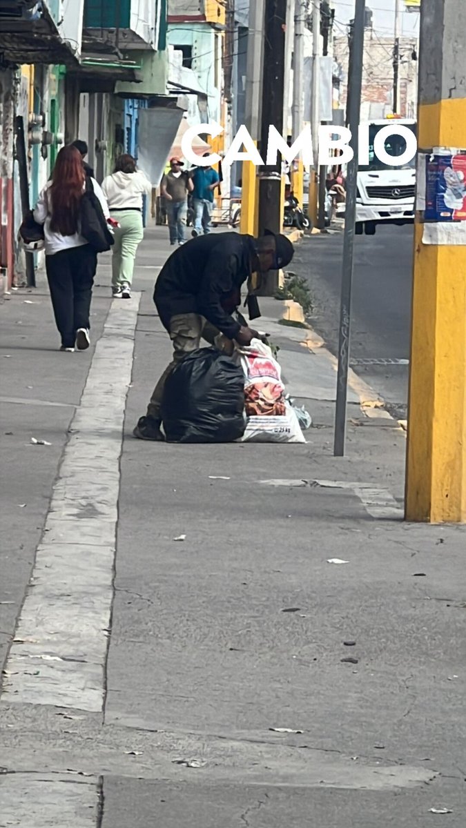 Diario_Cambio's tweet image. 🚨#Urgente | Vecinos de la colonia Cuauhtémoc tienen identificado a un sujeto que se dedica a robar los medidores de luz de las casas y posteriormente los desarma en un terreno de la 52 Poniente y 3 Norte, para luego vender lo "útil" en un depósito cercano a la privada 5 de Mayo,…