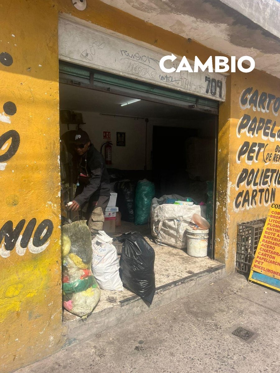 Diario_Cambio's tweet image. 🚨#Urgente | Vecinos de la colonia Cuauhtémoc tienen identificado a un sujeto que se dedica a robar los medidores de luz de las casas y posteriormente los desarma en un terreno de la 52 Poniente y 3 Norte, para luego vender lo "útil" en un depósito cercano a la privada 5 de Mayo,…