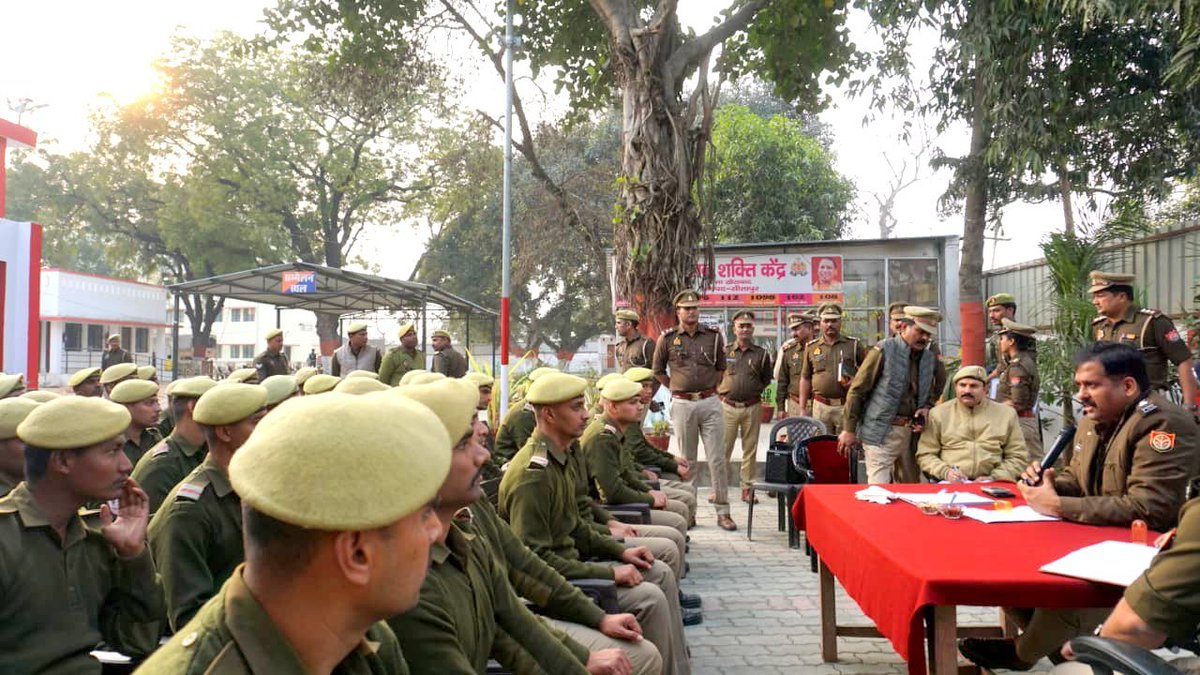 bstvlive's tweet photo. सीतापुर: SP अंकुर अग्रवाल ने खैराबाद थाने का निरीक्षण

➡कम्प्यूटर कक्ष, मालखाना, थाना परिसर का निरीक्षण
➡विवेचनाओं के शीघ्र निस्तारण करने के दिये निर्देश
➡महिला व साइबर अपराधों की समीक्षा पर दिया जोर

#Sitapur #PoliceInspection #SPReview @sitapurpolice https://t.co/H6mCMTX5kU