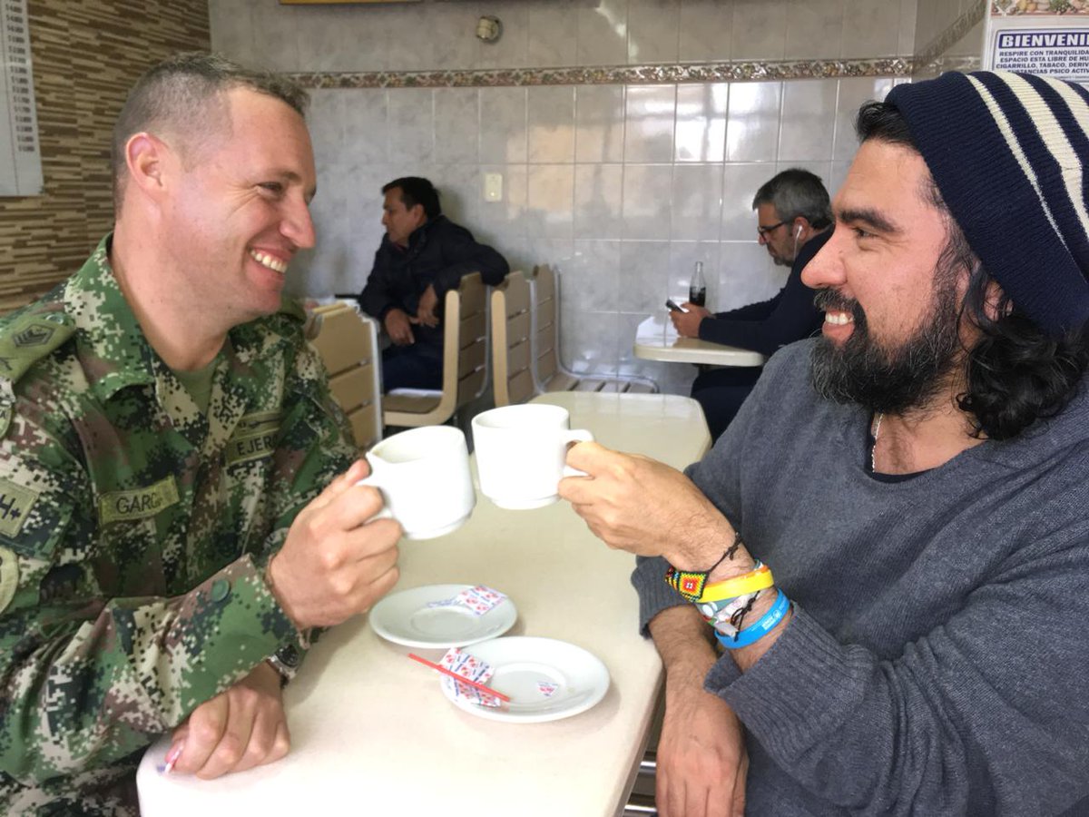 #AlfredoAcosta  Quien me acompaña en la cafetería es el Sargento Rodrigo García Amaya, con quien ya llevamos varios tintos y dialogamos con un objetivo en común y es el dolor de patria que sentimos. Cada uno tiene sus posturas, las charlamos, opinamos sobre la actualidad y nos
