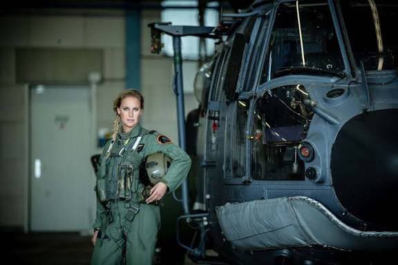 Mio_Mind's tweet image. “They stayed a little back, off the front lines”

She was a Dutch helicopter pilot who saved countless American lives. She got shot down but managed to save everybody.

Not to mention all the Dutch (wo)men on the ground. 🇳🇱

Trump dodged the Vietnam draft 5 times. Fucking Cunt