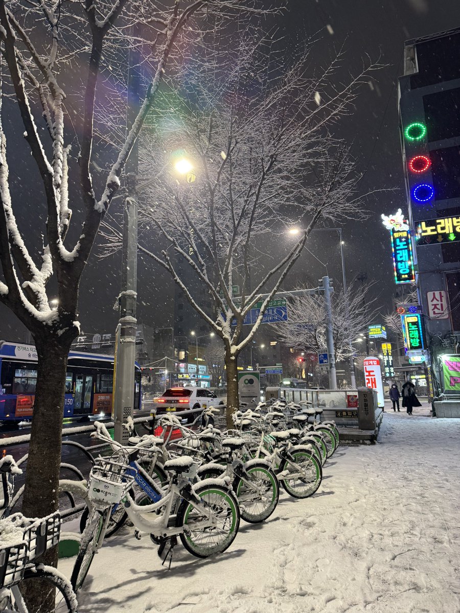 tixbykaira's tweet image. it’s snowing a looooot here 🥹🌨️❄️