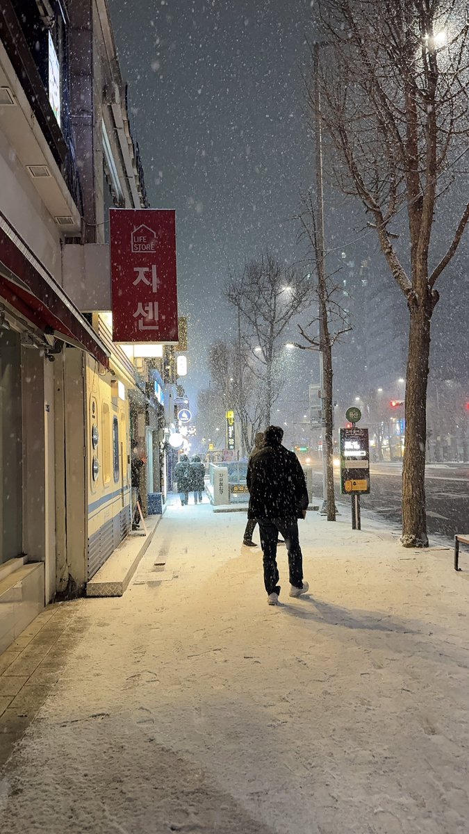 tixbykaira's tweet image. it’s snowing a looooot here 🥹🌨️❄️