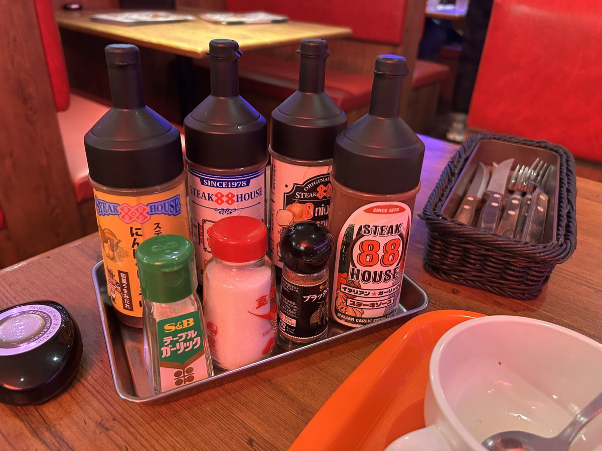 dancingnatch's tweet image. せっかくなので #沖縄グルメ を楽しんだりもしてます。
人生初の #沖縄そば 、お出汁の美味しさにビックリ‼️
ステーキソースが4種類もあってかけ放題のシステムは、日本中のステーキ店で採用して欲しい‼️
希望ヶ丘公園の猫さん達と戯れたりもしました🐈
アーケードの商店街がエモい☺️
#沖縄NICE映画祭