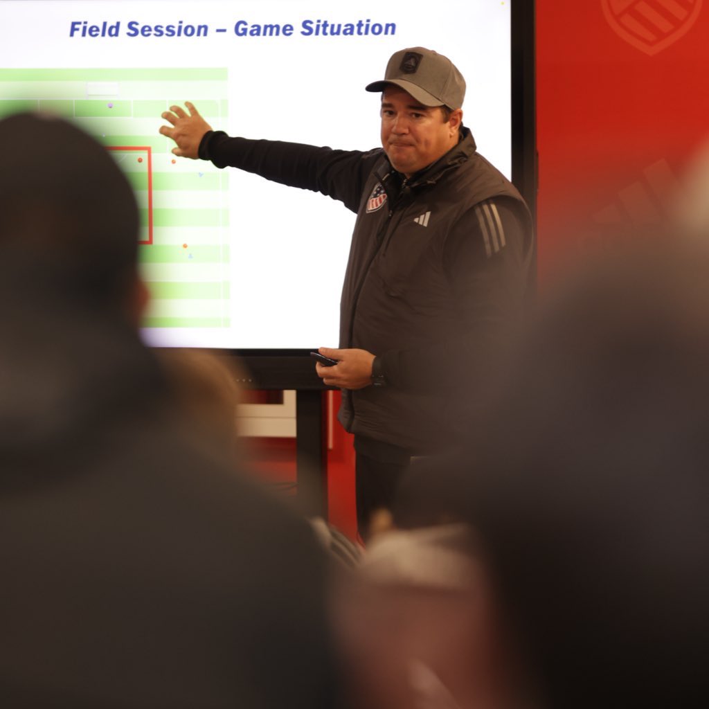 SEsoccerclubCT's tweet photo. 𝐂𝐎𝐀𝐂𝐇 𝐄𝐃𝐔𝐂𝐀𝐓𝐈𝐎𝐍

Several members of our coaching staff visited club partners @NEFC_US this week for a high-level day of professional development.

📝 C.A.R. &amp; K.I.S.S.S principles
⚽️ ft. @MLSNEXT 2012 Boys
🩻 Recovery Modalities ft. @MassGenBrigham 

#SSCPride https://t.co/XISlYnV1ND