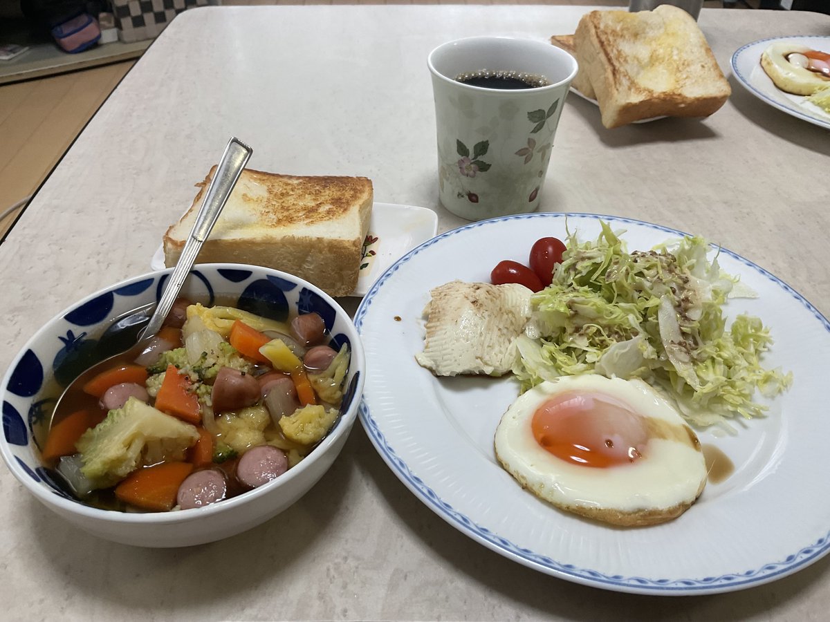 おそようござます🤣 docomoの返金が滞っていて、 信販会社に問い合わせたり、大変な1日なりました。 うーん クーリングオフに応じるフリをしただけっぽい。  でも、1日の始まりは美味しいご飯を食べましょう✨