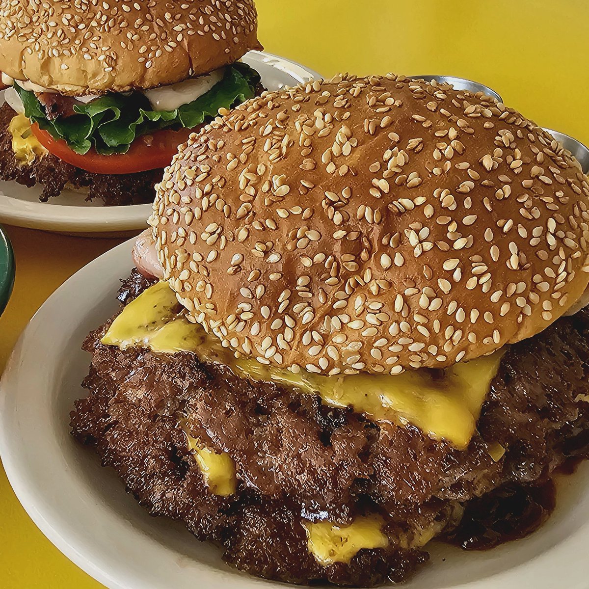 twoong_p's tweet image. 제가 왔습니다. 
내가 버거고, 버거가 나다.

압구정 선데이버거클럽 
패티4장짜리 가장 헤비한 버거입니다.

육즙하나는 죽여주고요.
2-3장 정도가 딱 좋으니 추천합니다.

서울에서 유명한 이유가 있죠