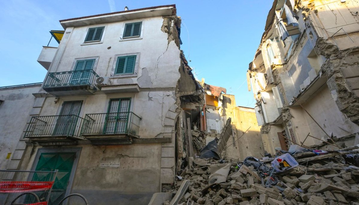 Crollo a #Casoria: esprimo piena vicinanza e solidarietà alle famiglie coinvolte, costrette a lasciare le proprie case. Grazie alla tempestività degli interventi è stata evitata una tragedia. Ora servono sostegno concreto e risposte rapide.