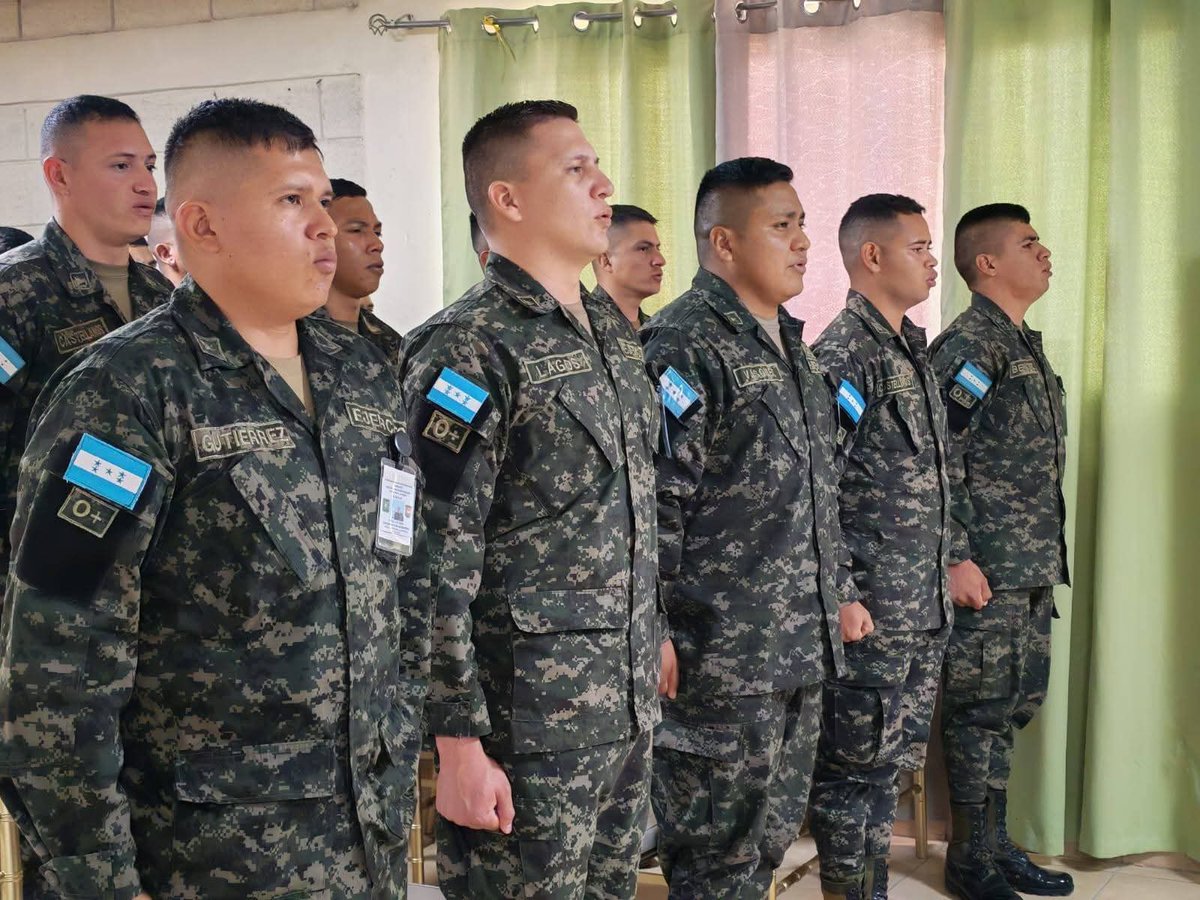FFAAHN's tweet photo. #CURSOSFFAA || Las Fuerzas Armadas a través del Ejércitode Honduras, llevaron a cabo la ceremonia de inauguración del Curso de Comando I N.° 21-2026, en las instalaciones de la Escuela de Suboficiales del Ejército #ESOE, marcando el inicio del proceso de formación profesional que contará con la participación de 40 Suboficiales.
Durante los próximos tres meses, los alumnos fortalecerán sus capacidades tácticas, físicas y de liderazgo, con el objetivo de alcanzar una nueva categoría dentro de su carrera militar, asimismo, el curso cuenta con instructores altamente capacitados, quienes transmitirán conocimientos y experiencias fundamentales para la conducción efectiva de tropas en las distintas operaciones militares.
#FuerzasArmadasHN