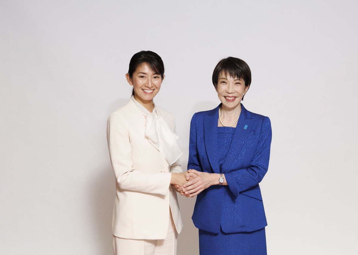 待て待て‼︎
自民党広報の仕事ぶりが凄い！

←自分の携帯
　　　　　　　　　広報本部のカメラ→

ありがたや…。
#鈴木貴子広報本部長