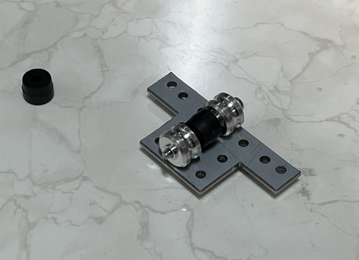 アルミシャフトストッパーみたいな横穴のあいたスペーサーがほしい時は穴あけジグにこう固定して作る。片側の間隔調整はゴム管入れれば細かい調整は不要。 #ミニ四駆