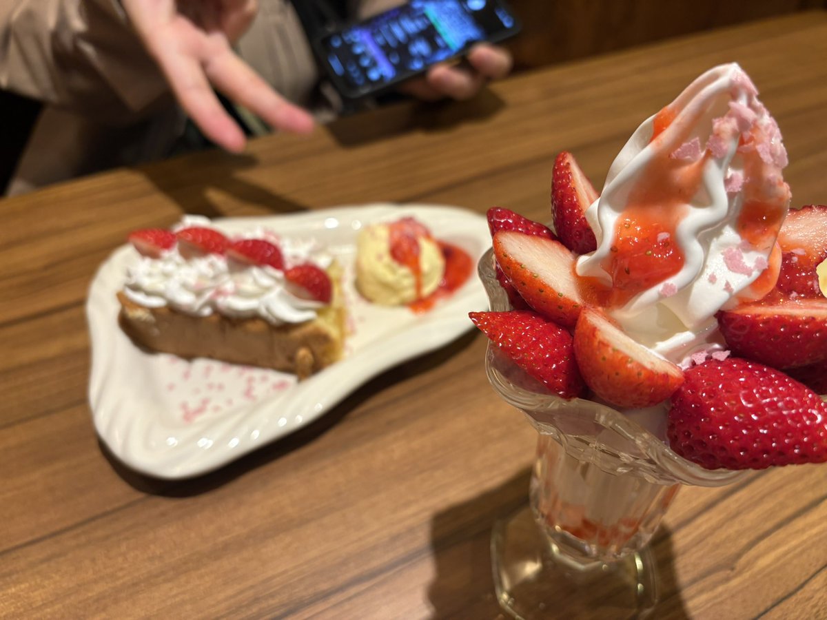beruspos's tweet image. びくドンのいちごパフェ食べに来た
