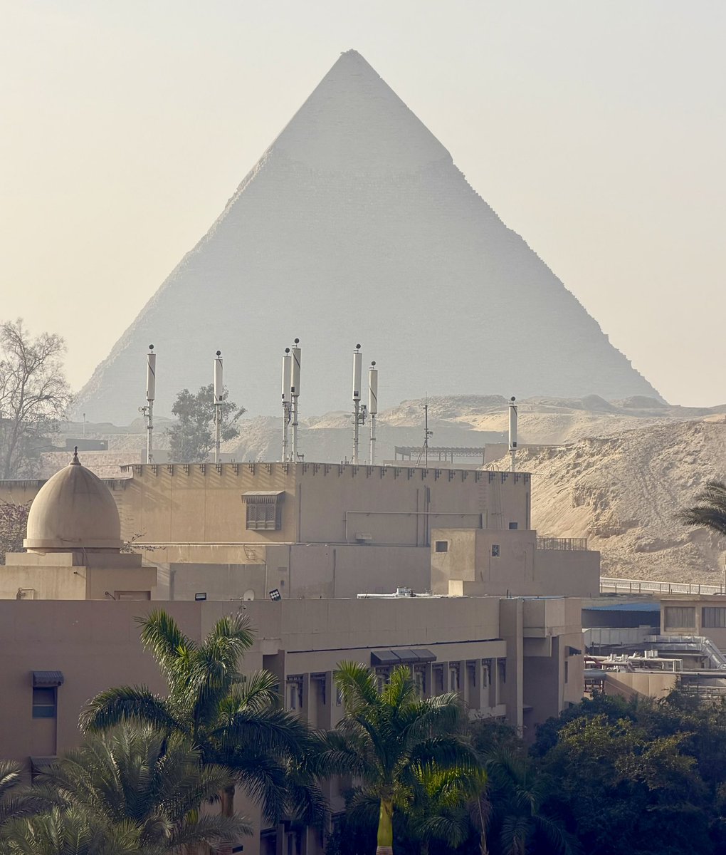 Nie mogłem się powstrzymać na urlopie 🤷‍♂️😉 Pięknie prezentują się anteny #5G pod piramidami. Tylko nie poznaję czy to <a href="/Orange_Egypt/">Orange Egypt</a> 🛜🙄