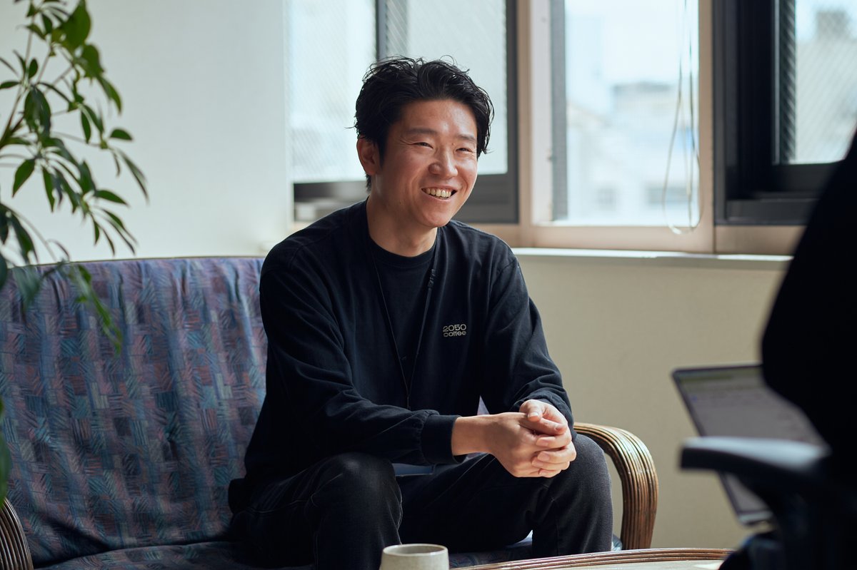 kurasujp's tweet photo. カフェとテーマパーク、実は似ている？
これまでの経験、Kurasuでの仕事、
そして2050 coffeeのフランチャイズについても。
上司ゲスト回、公開しました☕️
https://t.co/GBxmhjkA0l 
#Kurasu #Podcast https://t.co/RjBhCwDSM3