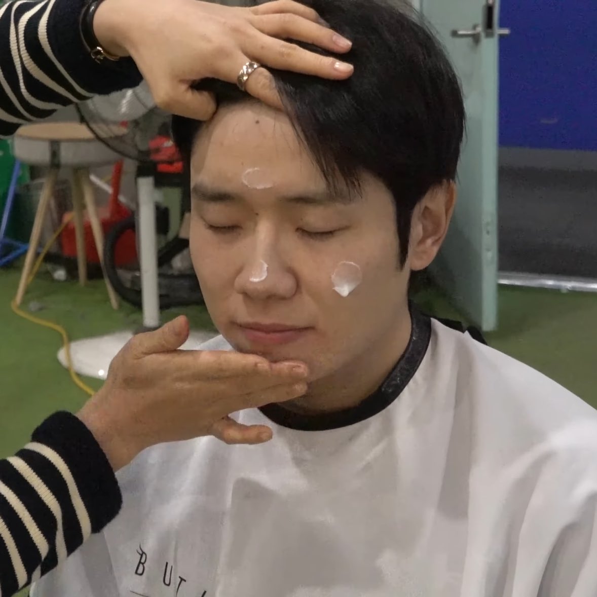 엄마한테 세수당하는 애같다