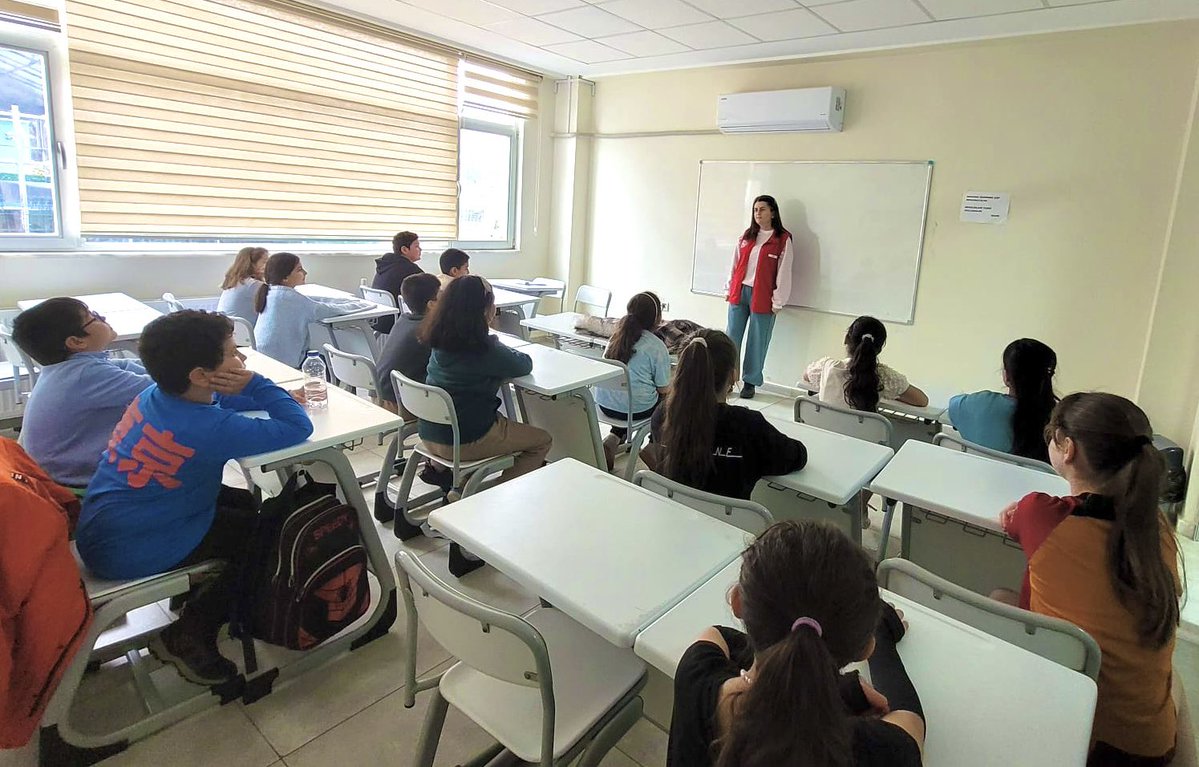 Miniklerimize Türk Bayrağımızın önemini anlatıp ardından çizimini gerçekleştirdik.🇹🇷🇹🇷
#GSBGM