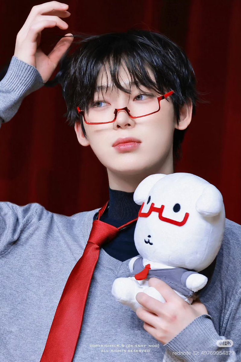 whenever sunoo has specs he looks insanely good all legendary sunoo looks come with specs CAN HE GET A BRAND DEAL FOR THIS ALREADY BC LOOK AT HIMMMM