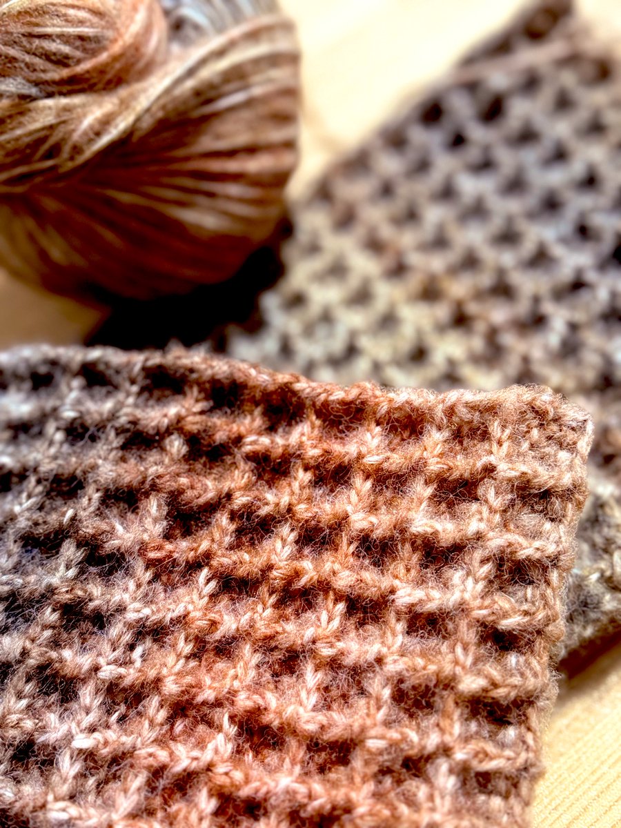 ユザワヤのハニカムヤーンでワッフル編みのマフラー🧶

もちもち触感がたまらない🤎

 #ユザワヤ
  #ハニカムヤーン