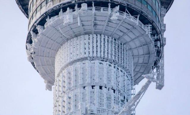 russembkenya's tweet photo. Moscow’s extreme cold (up to -28°) has frozen the Ostankino Tower - the iconic 540-meter TV tower and one of the tallest structures in Europe. Sub-zero temperatures are no joke ❄️🥶 https://t.co/fydhK6YOKr