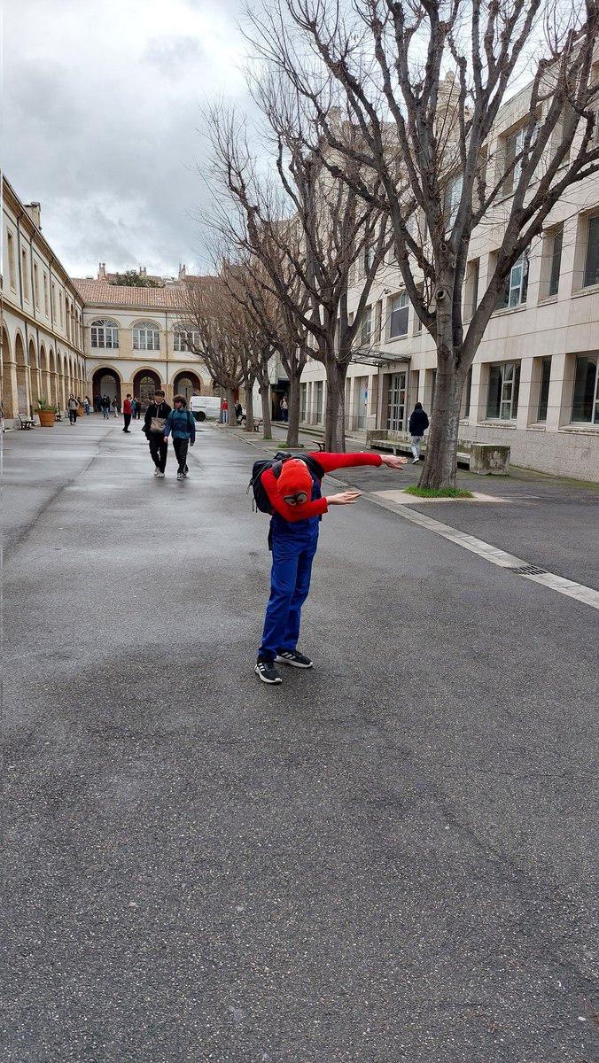 Ouais j'ai 20 ans, ouais jsuis supposé être responsable et tout... est ce que ça m'a empêché de revenir habillé en Mario en cours pour la 4ème année consécutive ?
Nah :)