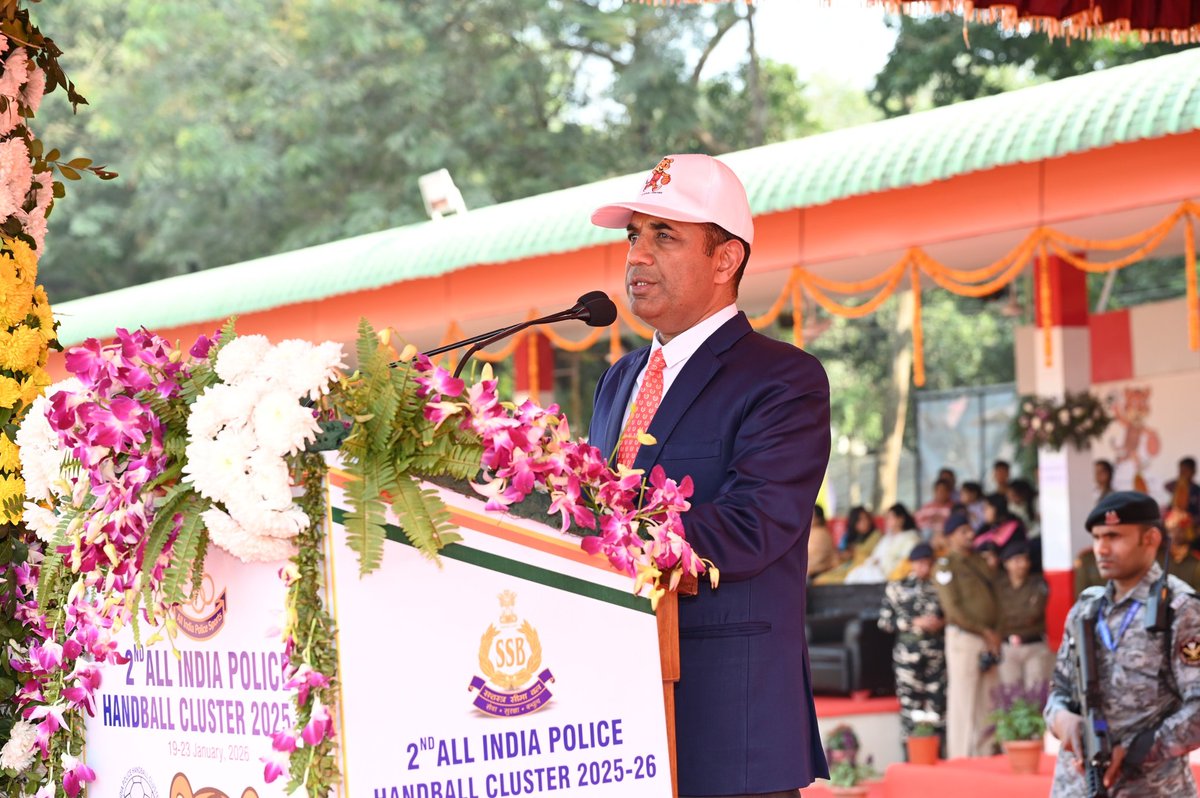 SSB_INDIA's tweet photo. सशस्त्र सीमा बल (#SSB), सीमांत मुख्यालय सिलीगुड़ी द्वारा 19 से 23 जनवरी 2026 तक आयोजित 2nd All India Police Handball Cluster 2025-26 का भव्य समापन समारोह आज सफलतापूर्वक संपन्न हुआ।
समारोह में माननीय श्री ओम प्रकाश माथुर (@OmMathur_Raj) जी, राज्यपाल, #सिक्किम, मुख्य अतिथि के रूप में उपस्थित रहे। उन्होंने विजेता एवं उपविजेता टीमों को ट्रॉफी तथा उत्कृष्ट खिलाड़ियों को पदक प्रदान कर सम्मानित किया।

समारोह में श्री संजय सिंघल, #DGSSB, श्री अरविंद कुमार, विशेष निदेशक, #IB सहित #CAPFs एवं राज्य पुलिस के अनेक वरिष्ठ अधिकारी भी उपस्थित रहे।

इस राष्ट्रीय स्तर की खेल प्रतियोगिता में देशभर के विभिन्न राज्यों की पुलिस संगठनों एवं केंद्रीय सशस्त्र पुलिस बलों की कुल 80 टीमों (महिला एवं पुरुष) ने भाग लिया। प्रतियोगिता में कुल 1092 खिलाड़ी (314 महिला एवं 778 पुरुष) और 198 खेलकर्मी सम्मिलित हुए।

#AllIndiaPoliceHandballCluster
#PoliceSports 
#AIPHC2026 
#Handball 
#Basketball 
#TeamSpirit 
#WomenInSports 
#FitIndia 
#KheloIndia 
#SportsForUnity 
#CAPFs 
@HMOIndia 
@PIBHomeAffairs 
@ANI 
@PTI_News 
@DDNational 
@ians_india 
@uniindianews 
@TheKeralaPolice 
@UPPSCB 
@PunjabPoliceInd 
@CISFHQrs